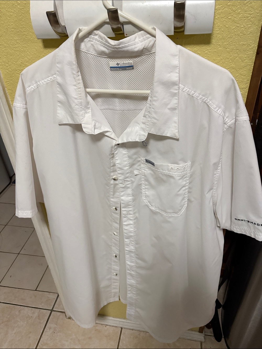 Columbia Men’s White Short-Sleeve Casual Button-Down Shirt